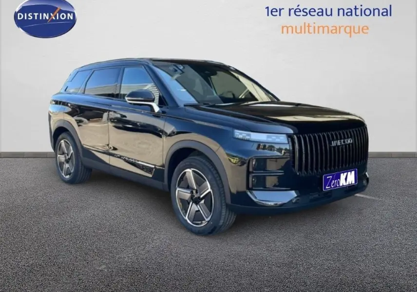 Vue 3/4 avant droit du SUV JAECOO J7 noir carbone métal avec calandre verticale et jantes spécifiques.