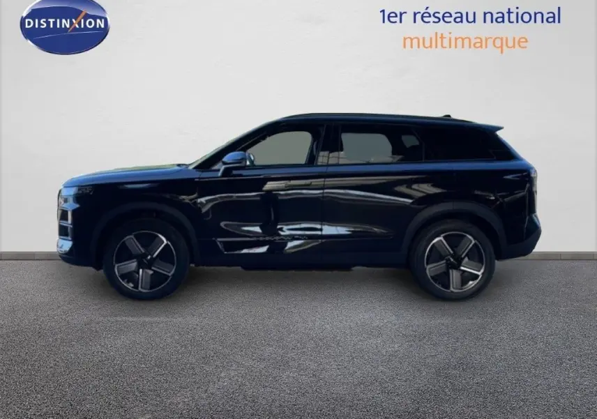 Vue latérale droite du SUV JAECOO J7 noir carbone métal, soulignant ses lignes modernes et ses jantes distinctives.
