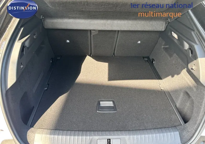 Coffre ouvert du Peugeot 3008 blanc Okenite, vue de l'arrière montrant un espace de chargement propre et spacieux.