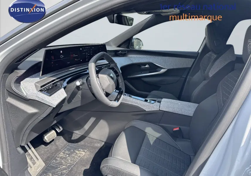 Intérieur du Peugeot 3008 2025 blanc Okenite, vue côté conducteur, tableau de bord moderne et sièges noirs en cuir tissu.