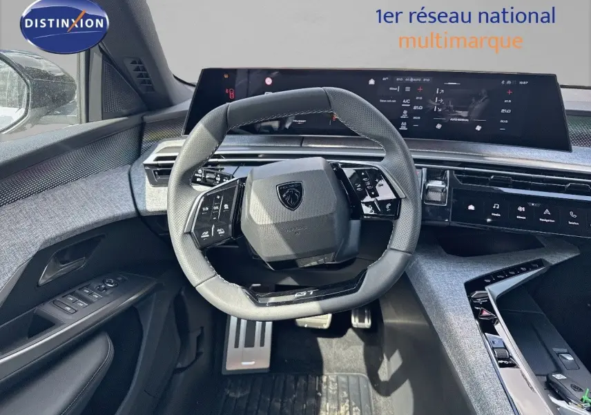 Vue intérieure centrée sur le volant GT et le tableau de bord numérique du Peugeot 3008 hybride 2025.