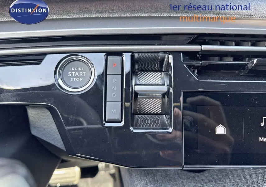 Détail de la console centrale du Peugeot 3008 blanc Okenite 2025 avec bouton start/stop et commandes de boîte auto.