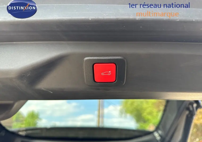 Bouton rouge d'ouverture électrique du hayon, vu de l'intérieur du coffre d'un Peugeot 3008 blanc Okenite 2025.