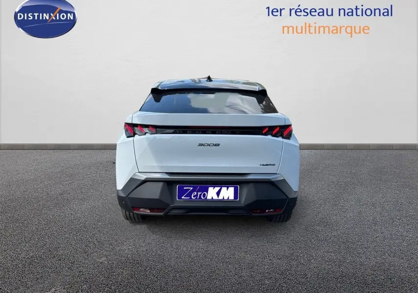 Vue arrière d'un Peugeot 3008 blanc Okenite hybride 2025 avec feux LED caractéristiques et hayon fermé.