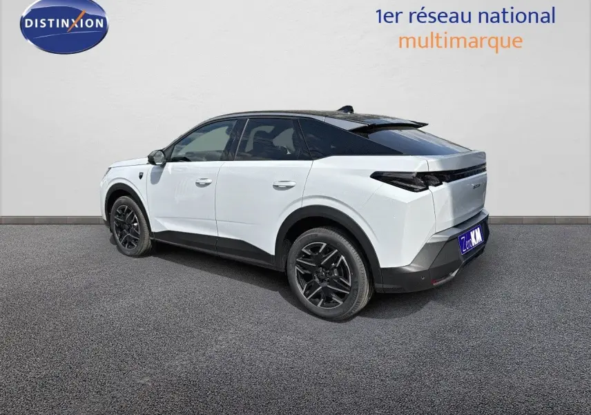 Vue 3/4 arrière droite d'un Peugeot 3008 blanc Okenite avec toit noir et jantes noires, sur fond neutre extérieur.