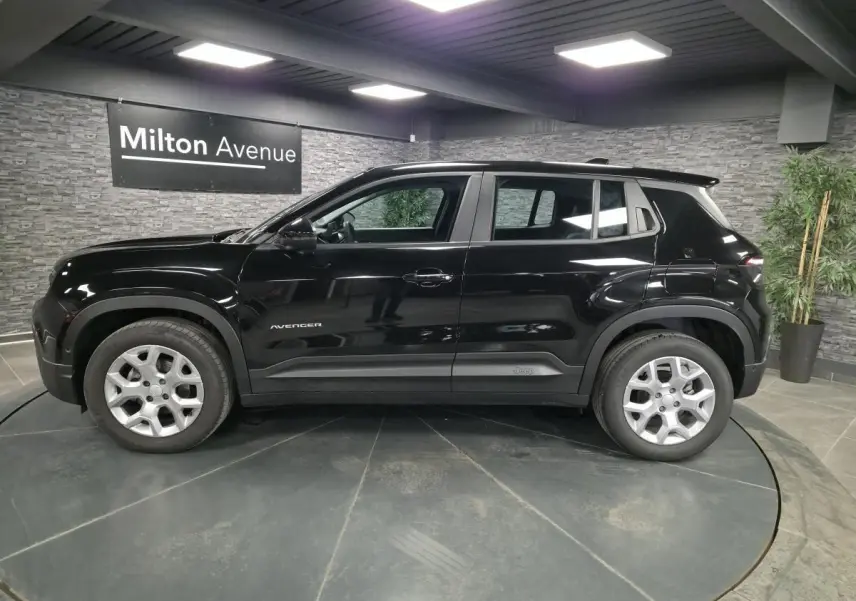 Vue latérale droite d'un Jeep Avenger noir 2024 avec jantes alliage 17 pouces et coques de rétroviseurs noires brillantes.