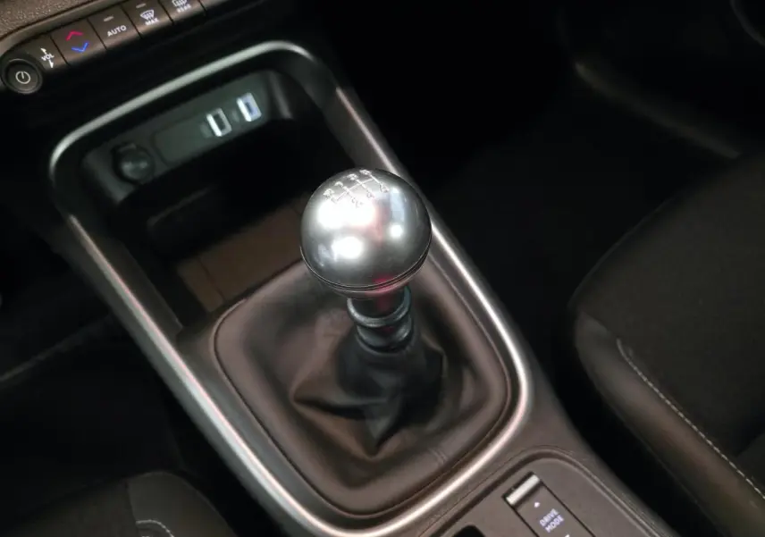 Le levier de vitesses manuel en TEP noir avec pommeau métallique dans l'habitacle du Jeep Avenger 2024 noir.