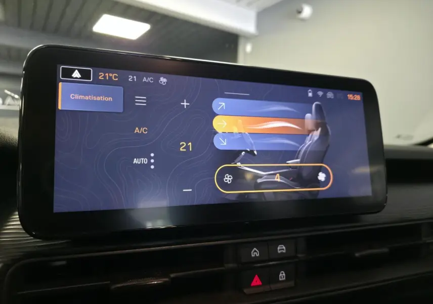 Écran tactile du système multimédia Uconnect 10,25 pouces du Jeep Avenger 2024 affichant la climatisation.