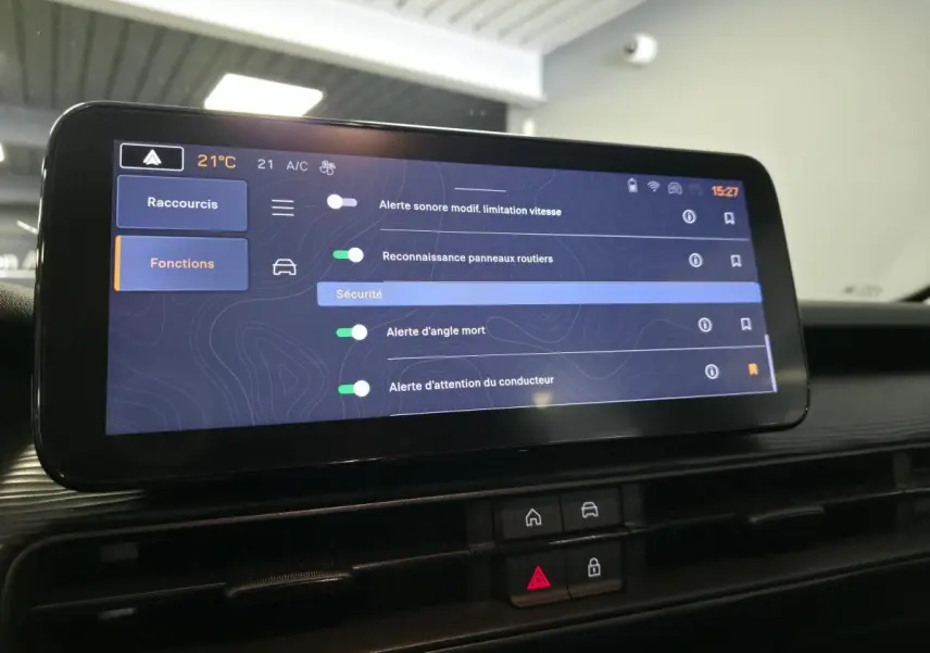Écran tactile central du tableau de bord du Jeep Avenger 2024 affichant les réglages d'alerte sécurité.
