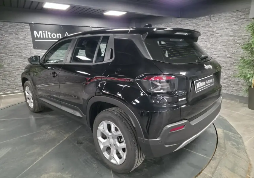 Jeep Avenger noir vu en 3/4 arrière droit, avec jantes alliage 17 pouces et coques de rétroviseurs Gloss Black.