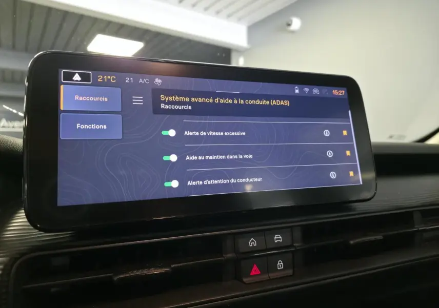 Écran tactile Uconnect 10,25" affichant les aides à la conduite dans l'habitacle du Jeep Avenger noir.