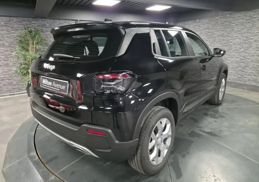 Vue 3/4 arrière droite du Jeep Avenger noir 2024 avec jantes alliage et feux arrière halogènes visibles