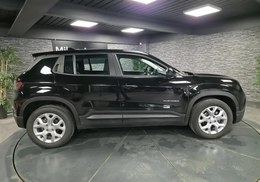 Profil côté gauche du Jeep Avenger noir 2024 avec jantes alliage 17 pouces et logo Avenger visible sur la porte.