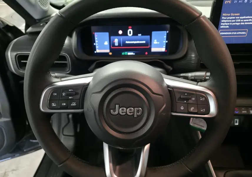 Volant en TEP noir avec logo Jeep, vue frontale du tableau de bord numérique 10,25 pouces du Jeep Avenger 2024.