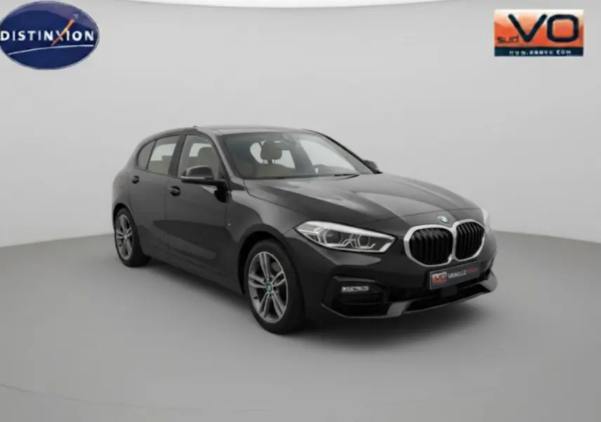 BMW Série 1 F40 118d noire vue en 3/4 avant droit avec jantes alliage 17 pouces dans studio blanc.