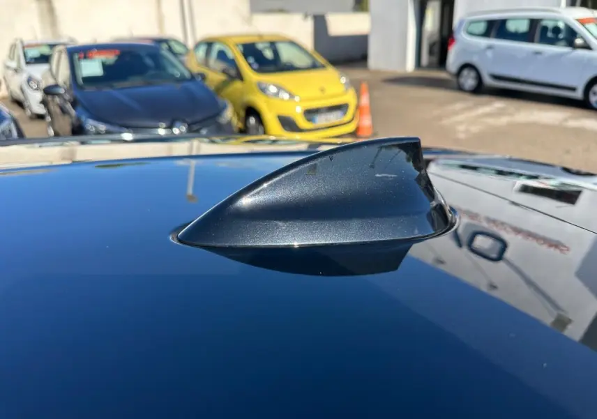 Antenne requin noire sur le toit brillant d'une BMW Série 1 F40 118d Edition Sport vue en gros plan extérieur.