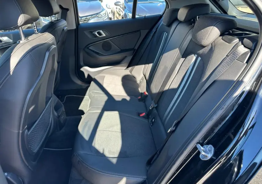 Vue côté droit de la banquette arrière noire en tissu et cuir de la BMW Série 1 F40 Edition Sport 2021.