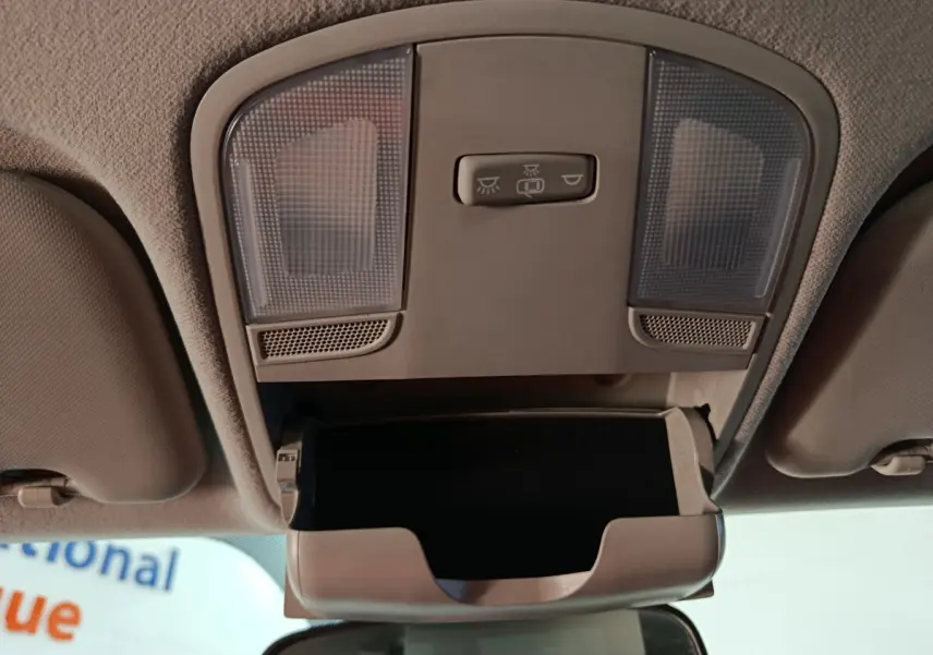 Vue intérieure en plongée du rangement lunettes ouvert et des plafonniers gris clair dans une KIA STONIC 1.0 T-GDI 100 URBAN 2022.