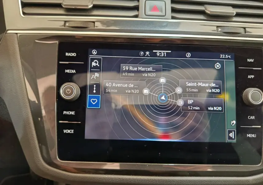 Écran tactile central du tableau de bord du Volkswagen Tiguan noir, affichant le système de navigation.
