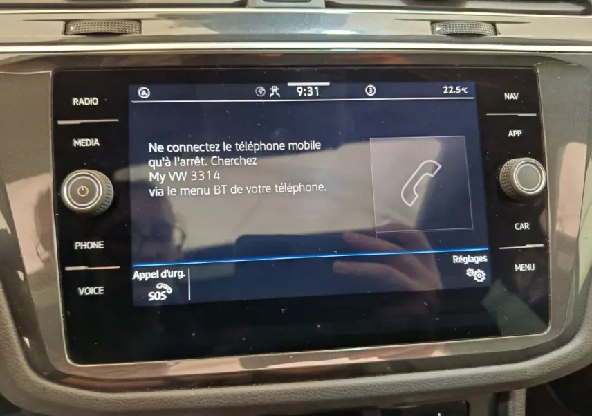 Écran tactile central du Volkswagen Tiguan 1.4 eHybrid 2022 affichant instructions de connexion Bluetooth.