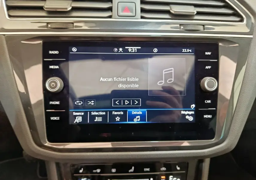 Vue rapprochée de l’écran tactile central du Volkswagen Tiguan 1.4 eHybrid 2022 avec commandes multimédia et climatisation digitale.