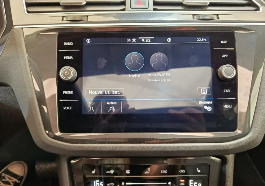Écran tactile central et commandes de climatisation du Volkswagen Tiguan 1.4 eHybrid 2022, vue rapprochée intérieure.