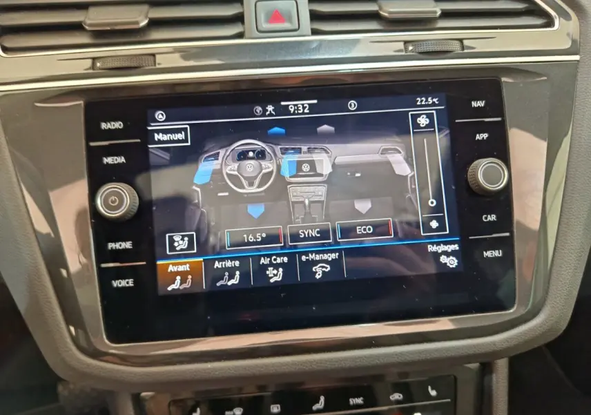 Écran tactile central du Volkswagen Tiguan 1.4 eHybrid 2022 affichant les réglages climatisation et fonctions connectées.