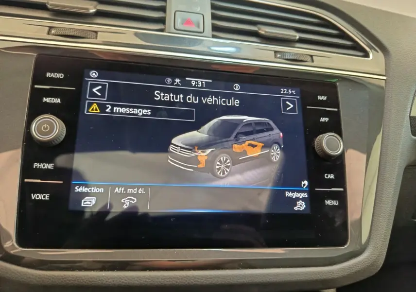 Écran tactile intérieur affichant le statut du Volkswagen Tiguan noir, avec alertes et schéma du véhicule en vue latérale.