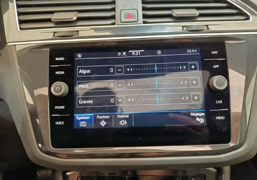 Gros plan sur l'écran tactile central du Volkswagen Tiguan 1.4 eHybrid 2022 affichant l'égaliseur audio.