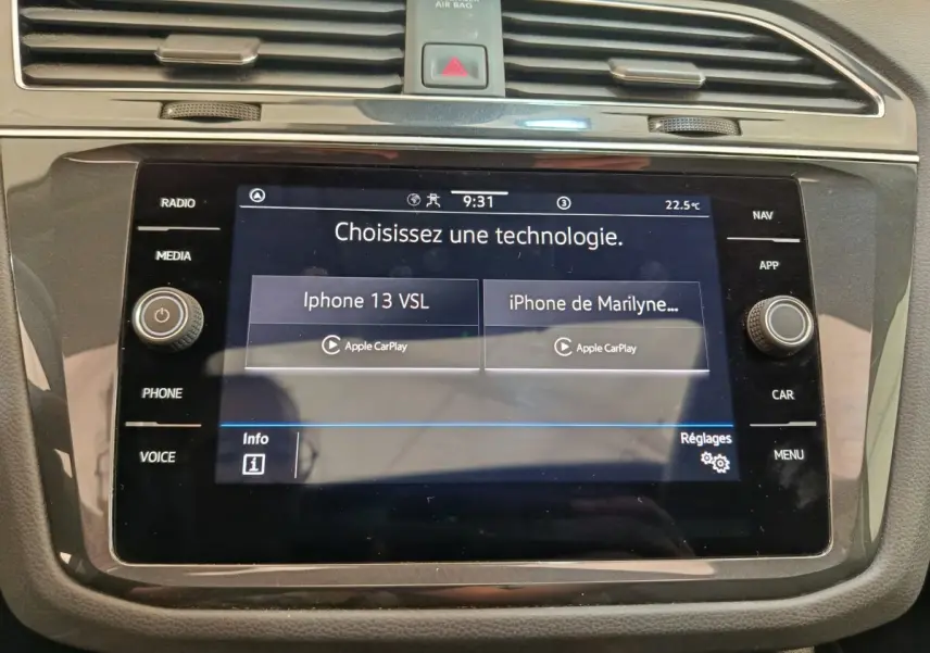Écran tactile central du tableau de bord du Volkswagen Tiguan noir 2022 affichant la connexion Apple CarPlay.