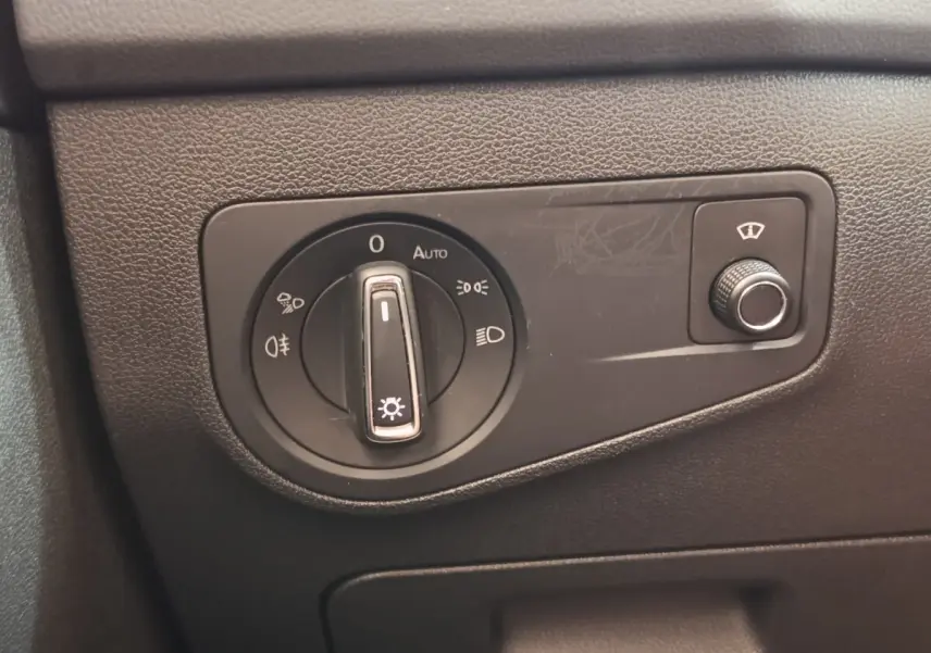 Gros plan sur le sélecteur d’éclairage noir du tableau de bord du Volkswagen Tiguan 1.4 eHybrid 2022.
