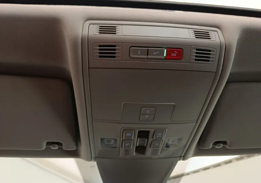 Plafonnier intérieur gris avec commandes d’éclairage et bouton SOS du Volkswagen Tiguan 1.4 eHybrid 2022.