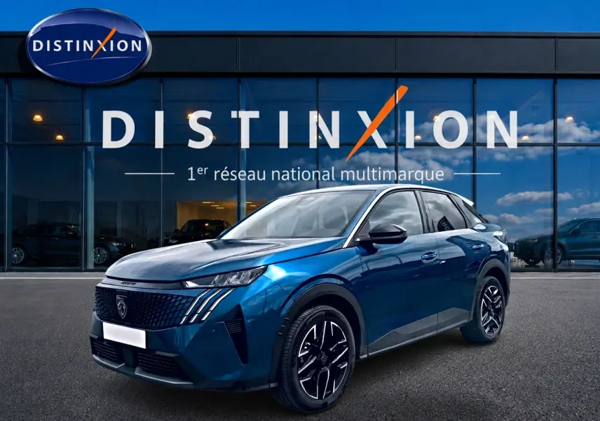 Peugeot 3008 bleu 3/4 avant droit, avec calandre distinctive et jantes alliage noires devant showroom Distinxion.