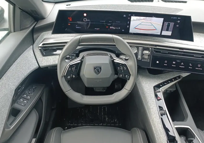 Vue intérieure centrée sur le volant cuir multifonction et le tableau de bord numérique du Peugeot 3008 hybride bleu 2025.