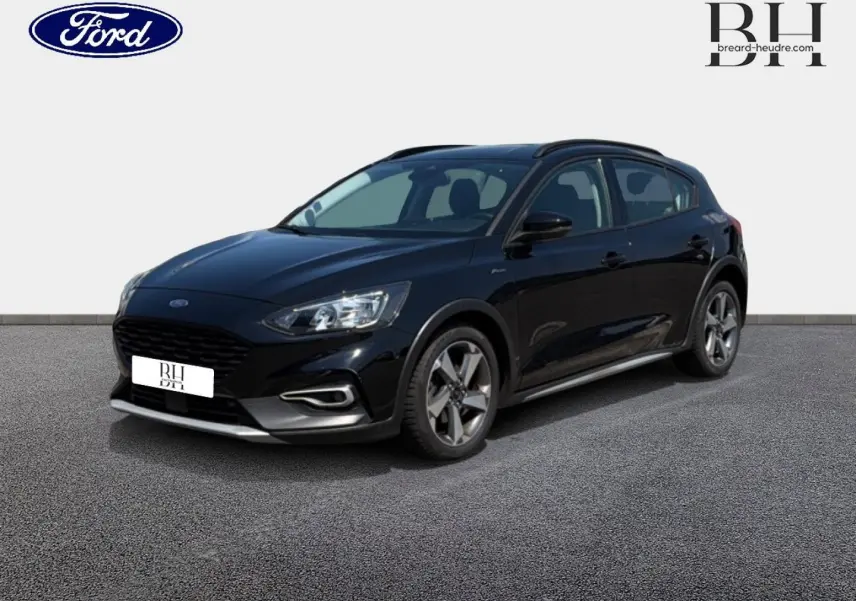 Ford Focus 1.0 Flexifuel noir Agate métallisé vue 3/4 avant droit avec jantes alliage et barres de toit visibles.