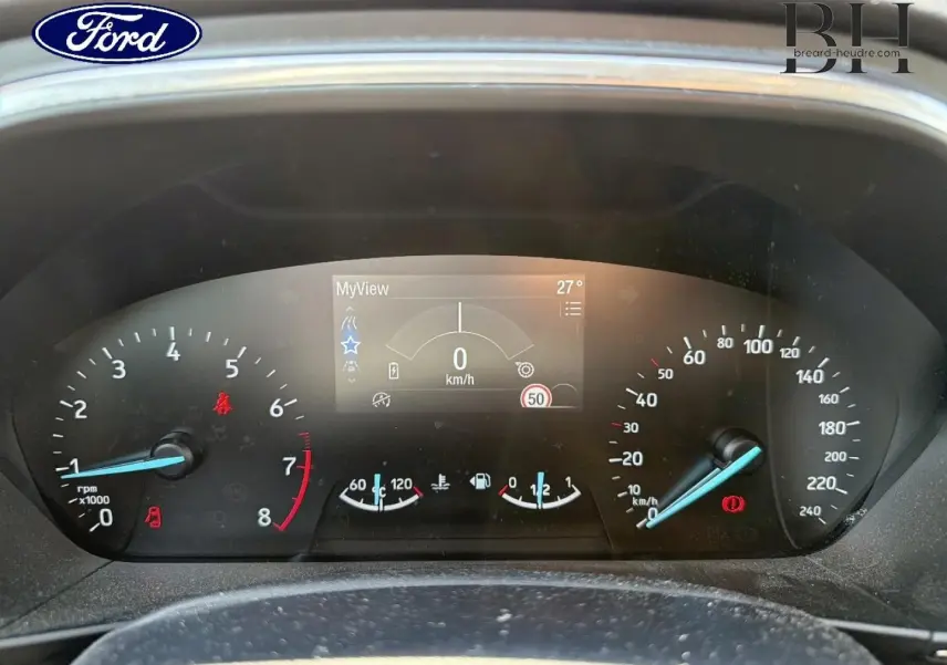 Vue rapprochée du tableau de bord de la Ford Focus 2021, affichage numérique et compte-tours avec aiguilles bleues.