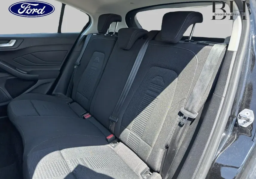 Vue intérieure côté droit sur la banquette arrière noire d’une Ford Focus 1.0 Flexifuel 125ch Business 2021.