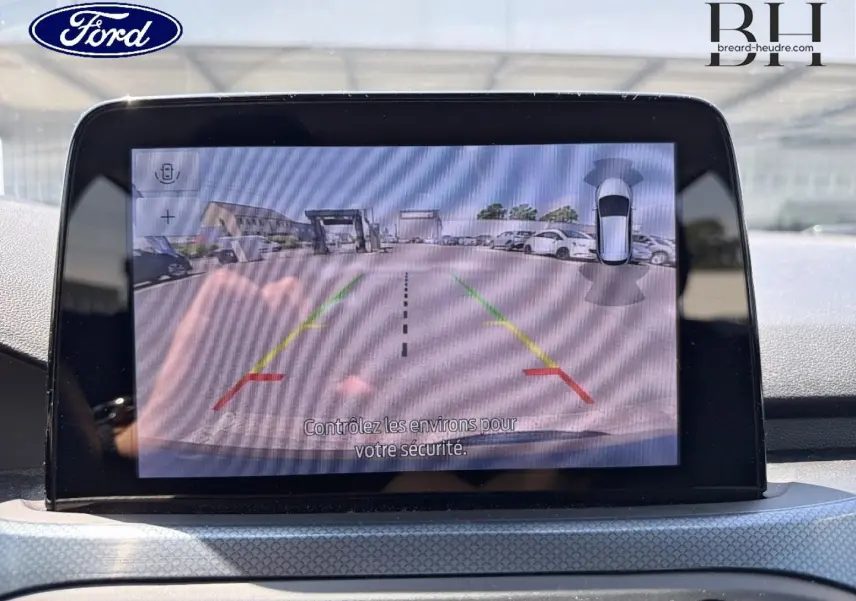 Écran tactile intérieur montrant la caméra de recul avec guidage coloré sur Ford Focus noir Agate 2021.