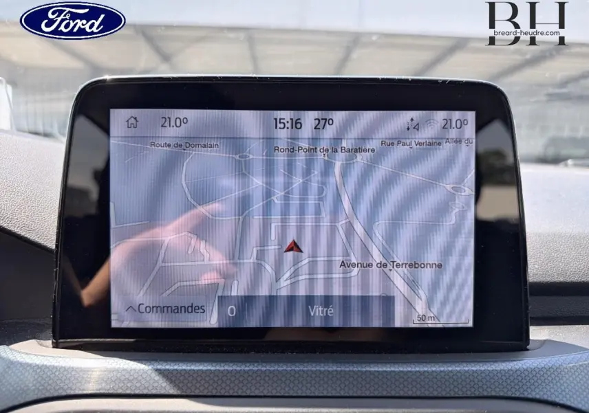 Écran tactile GPS affichant une carte, intérieur de Ford Focus 1.0 Flexifuel 2021, vue de face.