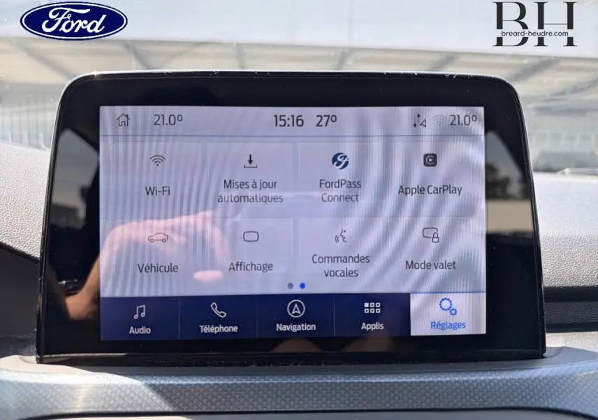 Écran tactile central de la Ford Focus 2021 affichant les options connectivité et réglages, vue intérieure frontale.