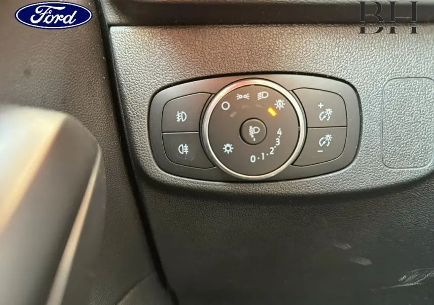 Gros plan sur la commande d'éclairage du tableau de bord noir de la Ford Focus 1.0 Flexifuel 2021.