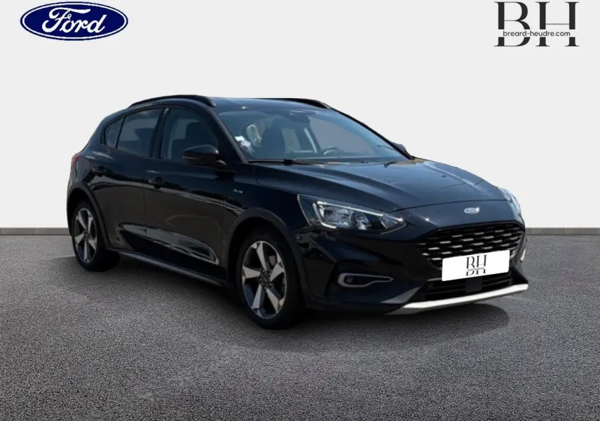 Ford Focus 1.0 Flexifuel noir Agate métallisé vue 3/4 avant droit avec jantes alu et barres de toit visibles.