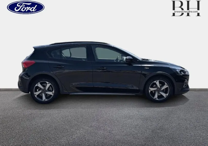 Ford Focus 1.0 Flexifuel 125ch Business noir Agate métallisé vue de profil côté gauche sur fond neutre.