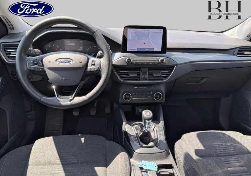 Vue intérieure avant de la Ford Focus 1.0 Flexifuel 2021, volant cuir multifonction et écran tactile central.