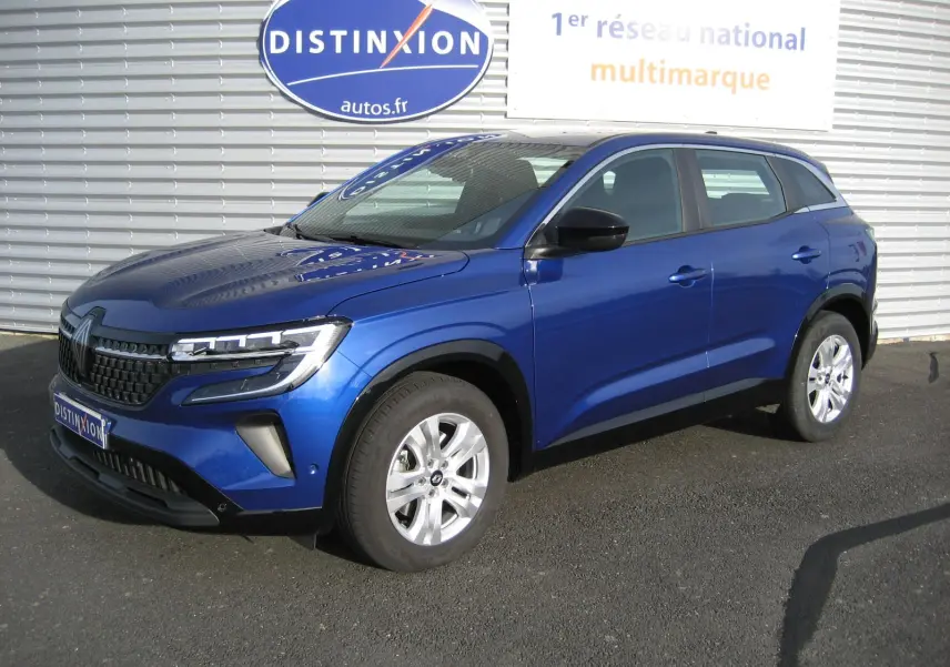 Renault Austral Evolution E-Tech bleu Iron en vue 3/4 avant droit, avec calandre noire et jantes argentées.