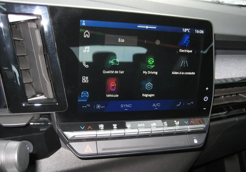 Écran tactile central du Renault Austral Evolution E-Tech 200CV, affichant les réglages de conduite et climatisation.