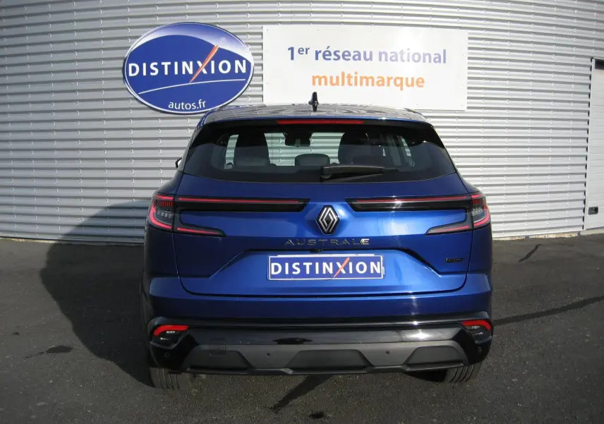 Vue arrière d'un Renault Austral bleu Iron 2025 avec feux LED horizontaux et logo distinctif au centre.