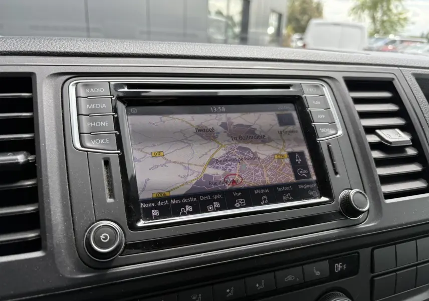 Écran tactile du système de navigation Discover Media dans le tableau de bord du Volkswagen Multivan T6 gris Indium.