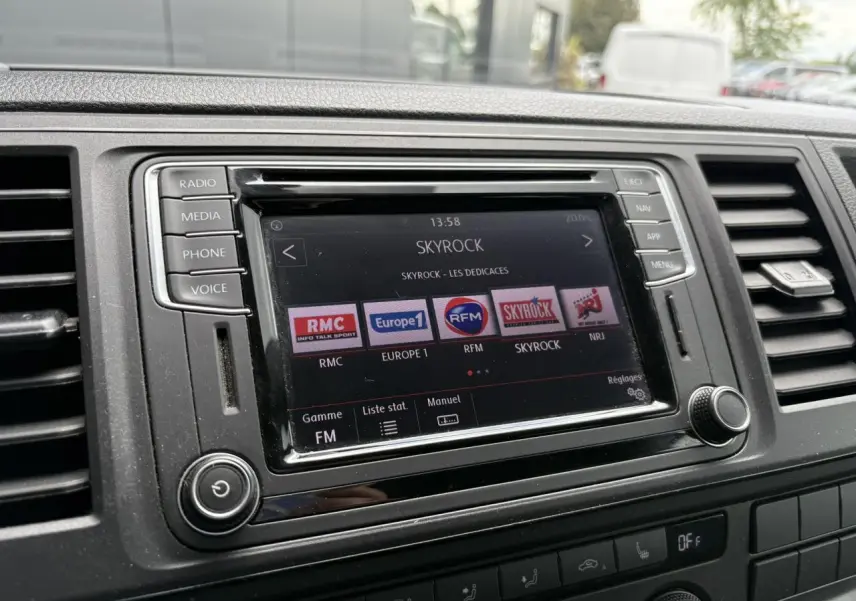 Écran tactile multimédia du Volkswagen Multivan T6 2.0 TDI 2019, affichant les stations radio FM.