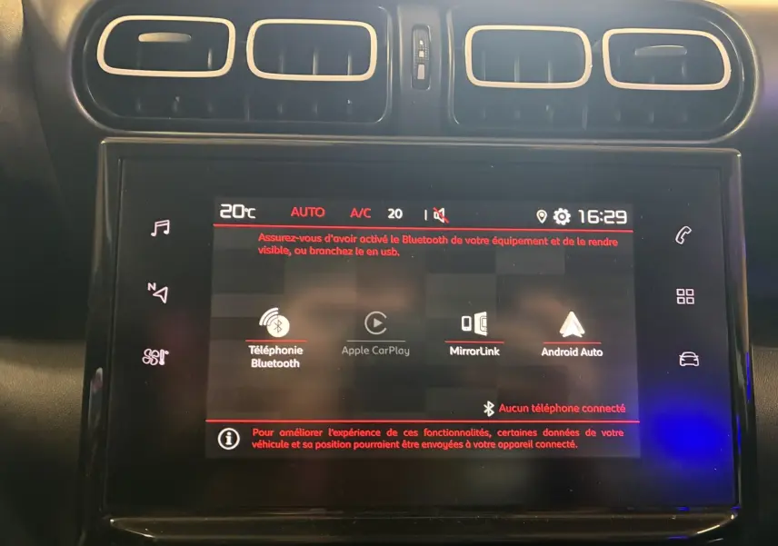 Écran tactile central du tableau de bord du Citroën C3 Aircross 2023, affichant les options Bluetooth et MirrorLink.